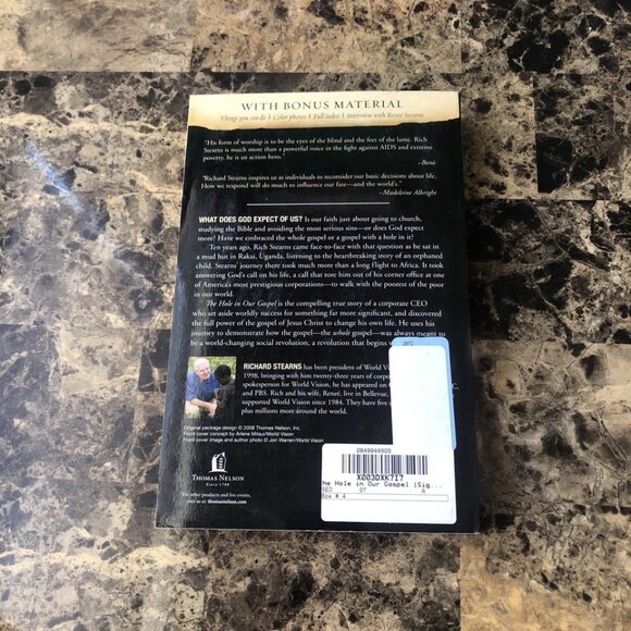 What Does God Expect Of Us? The Hole in Our Gospel Richard Stearns 2010 PB - Picture 2 of 9